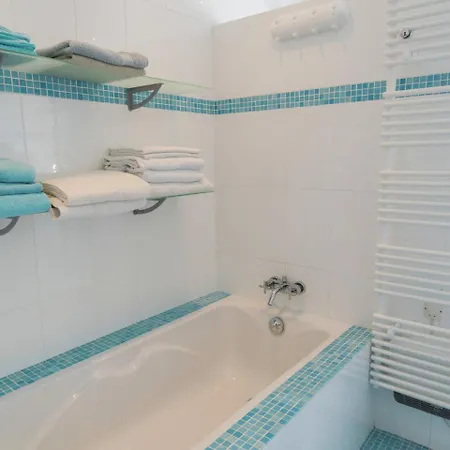 Lavish Mansion In With Private Pool Fargues-sur-Ourbise
